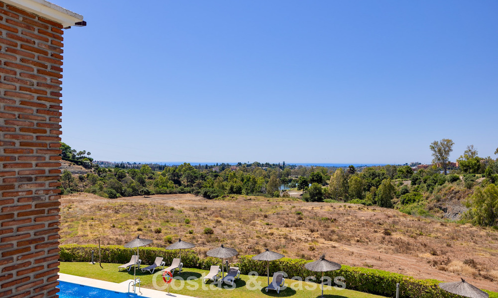 Superbe penthouse de 3 chambres à vendre avec vaste toit-terrasse dans un environnement golfique à Marbella - Benahavís 801338