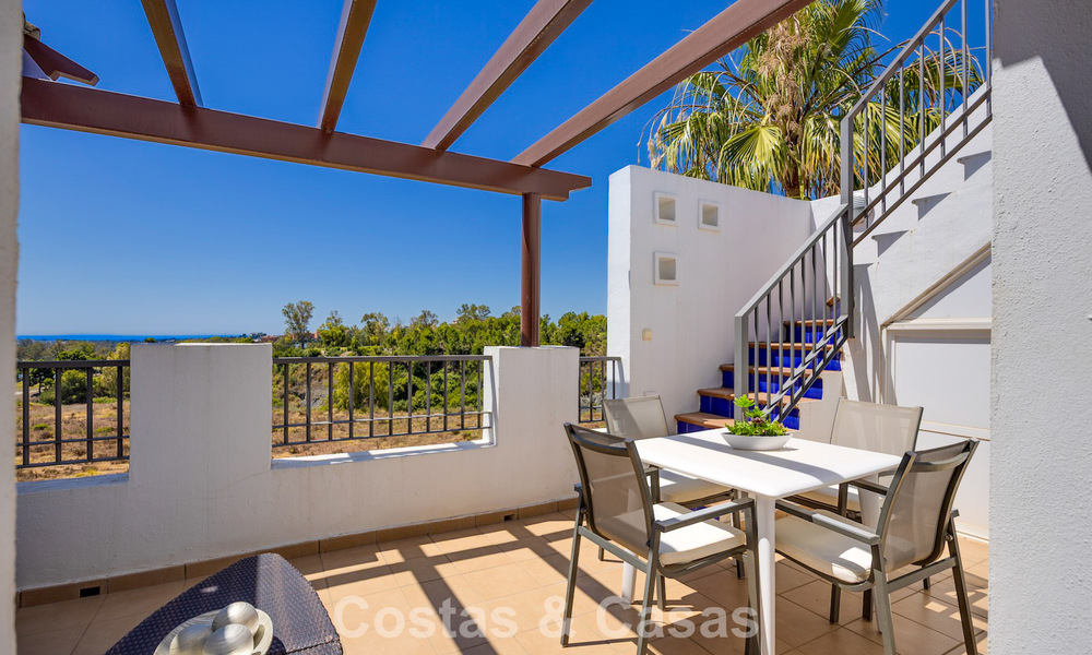 Superbe penthouse de 3 chambres à vendre avec vaste toit-terrasse dans un environnement golfique à Marbella - Benahavís 801339