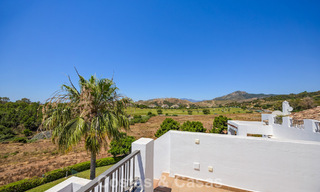 Superbe penthouse de 3 chambres à vendre avec vaste toit-terrasse dans un environnement golfique à Marbella - Benahavís 801340 