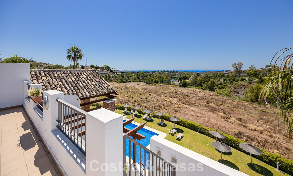 Superbe penthouse de 3 chambres à vendre avec vaste toit-terrasse dans un environnement golfique à Marbella - Benahavís 801341