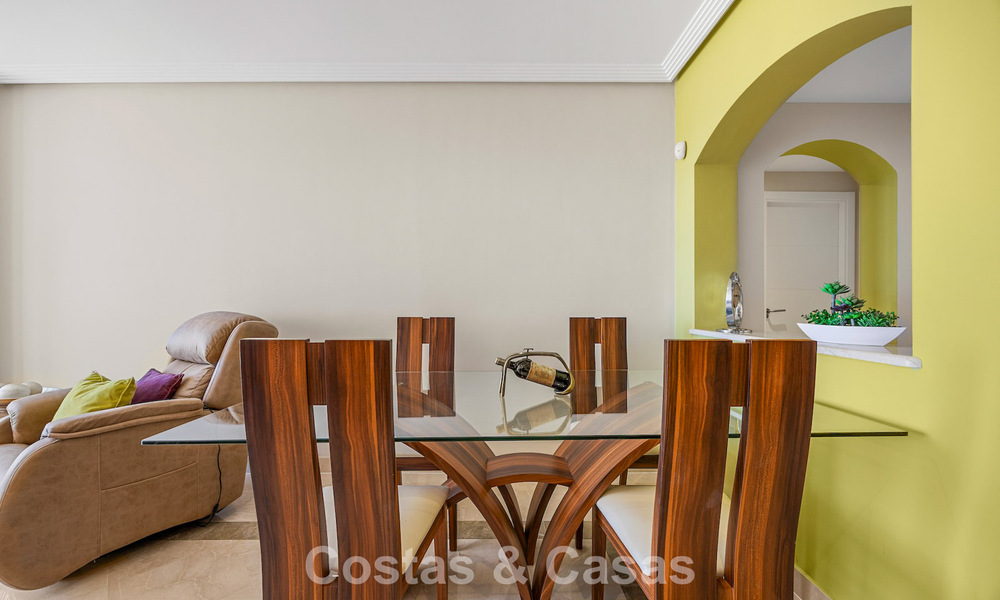 Superbe penthouse de 3 chambres à vendre avec vaste toit-terrasse dans un environnement golfique à Marbella - Benahavís 801342