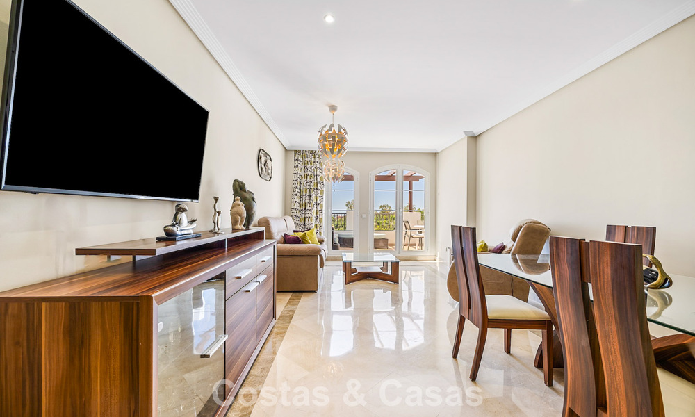 Superbe penthouse de 3 chambres à vendre avec vaste toit-terrasse dans un environnement golfique à Marbella - Benahavís 801343