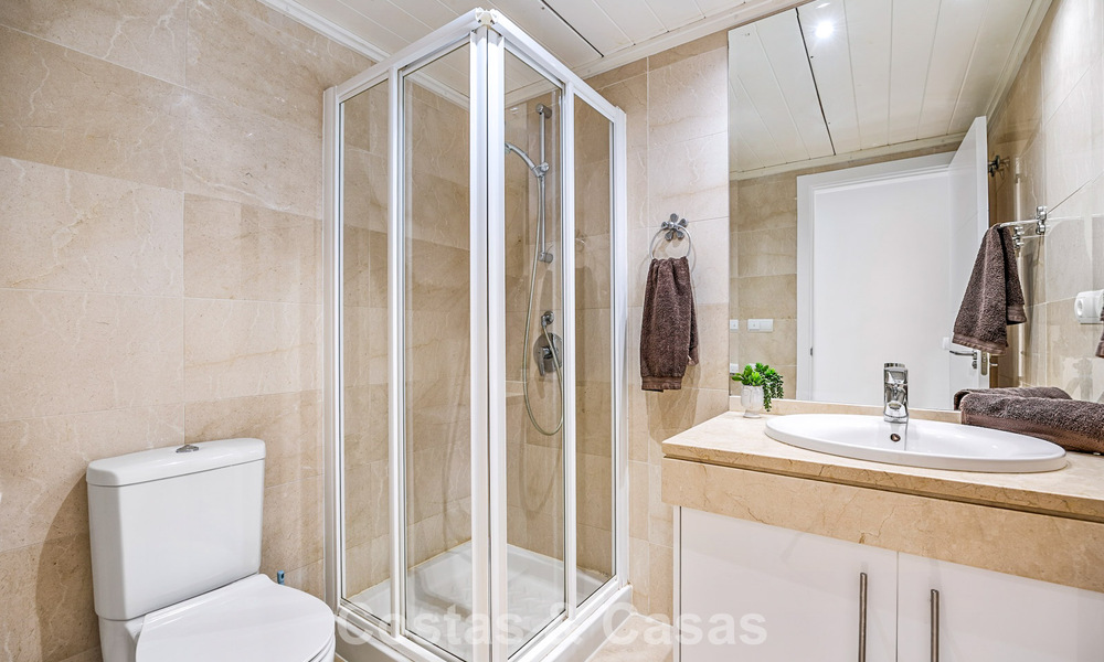 Superbe penthouse de 3 chambres à vendre avec vaste toit-terrasse dans un environnement golfique à Marbella - Benahavís 801347