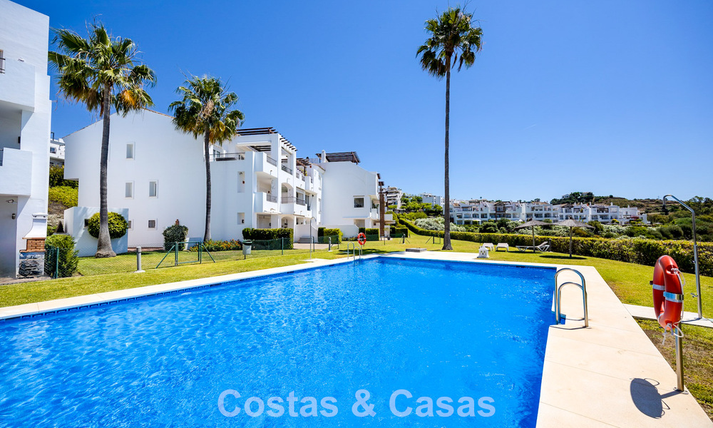 Superbe penthouse de 3 chambres à vendre avec vaste toit-terrasse dans un environnement golfique à Marbella - Benahavís 801348