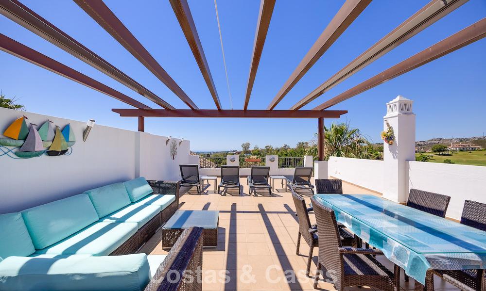 Superbe penthouse de 3 chambres à vendre avec vaste toit-terrasse dans un environnement golfique à Marbella - Benahavís 801349