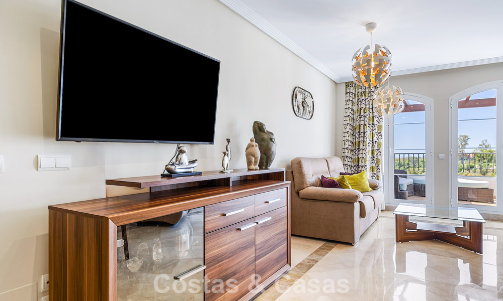 Superbe penthouse de 3 chambres à vendre avec vaste toit-terrasse dans un environnement golfique à Marbella - Benahavís 801350