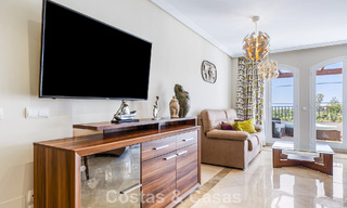Superbe penthouse de 3 chambres à vendre avec vaste toit-terrasse dans un environnement golfique à Marbella - Benahavís 801350 