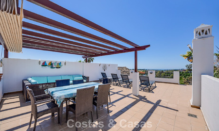 Superbe penthouse de 3 chambres à vendre avec vaste toit-terrasse dans un environnement golfique à Marbella - Benahavís 801351