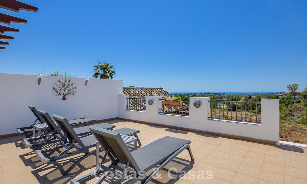 Superbe penthouse de 3 chambres à vendre avec vaste toit-terrasse dans un environnement golfique à Marbella - Benahavís 801352