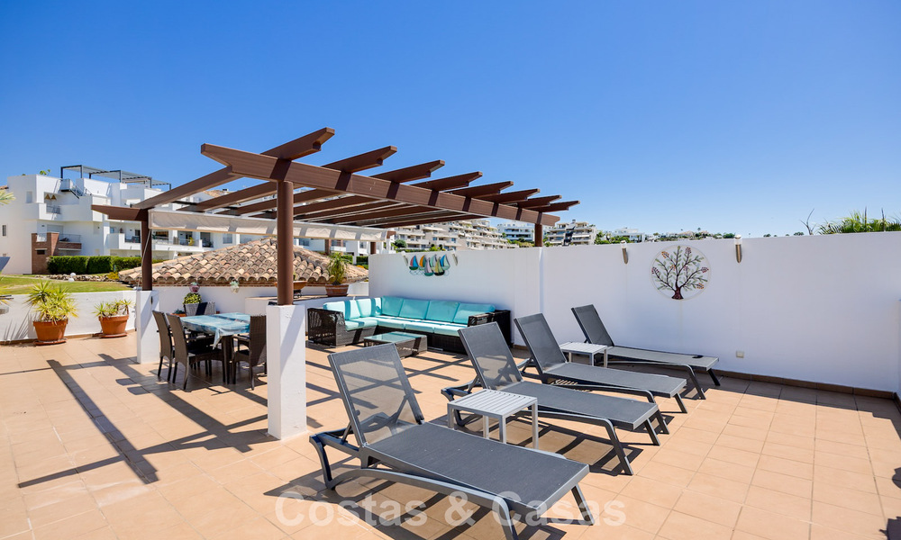Superbe penthouse de 3 chambres à vendre avec vaste toit-terrasse dans un environnement golfique à Marbella - Benahavís 801353