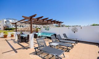 Superbe penthouse de 3 chambres à vendre avec vaste toit-terrasse dans un environnement golfique à Marbella - Benahavís 801353 