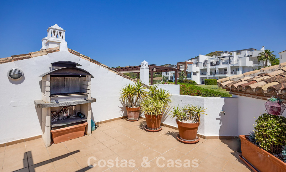 Superbe penthouse de 3 chambres à vendre avec vaste toit-terrasse dans un environnement golfique à Marbella - Benahavís 801354