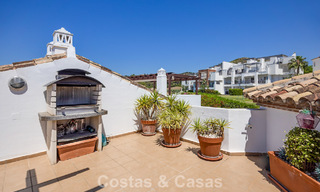 Superbe penthouse de 3 chambres à vendre avec vaste toit-terrasse dans un environnement golfique à Marbella - Benahavís 801354 