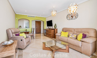 Superbe penthouse de 3 chambres à vendre avec vaste toit-terrasse dans un environnement golfique à Marbella - Benahavís 801356 