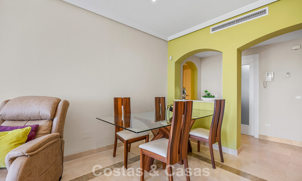 Superbe penthouse de 3 chambres à vendre avec vaste toit-terrasse dans un environnement golfique à Marbella - Benahavís 801357