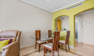 Superbe penthouse de 3 chambres à vendre avec vaste toit-terrasse dans un environnement golfique à Marbella - Benahavís 801357 