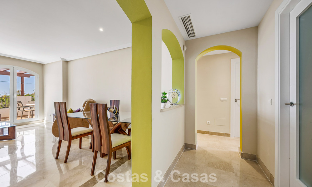 Superbe penthouse de 3 chambres à vendre avec vaste toit-terrasse dans un environnement golfique à Marbella - Benahavís 801358