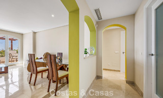 Superbe penthouse de 3 chambres à vendre avec vaste toit-terrasse dans un environnement golfique à Marbella - Benahavís 801358 