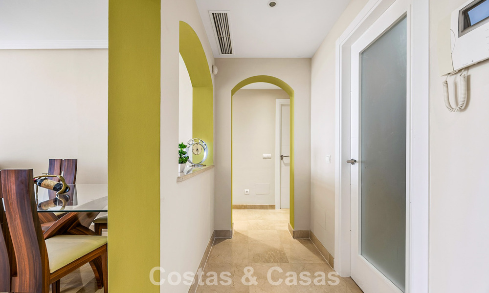 Superbe penthouse de 3 chambres à vendre avec vaste toit-terrasse dans un environnement golfique à Marbella - Benahavís 801360