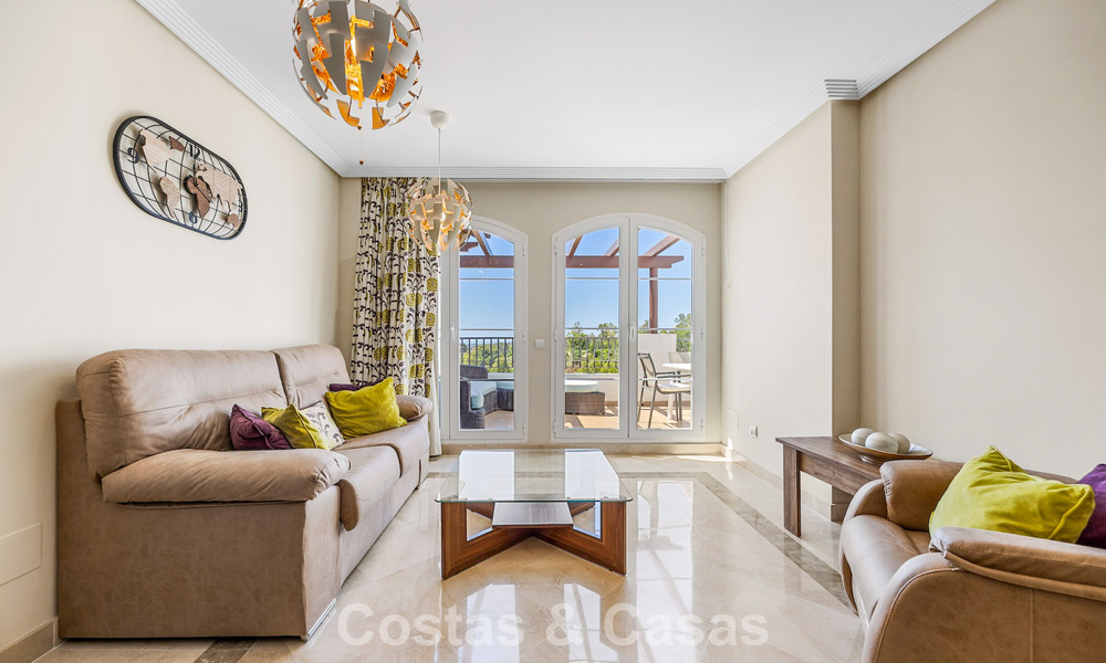 Superbe penthouse de 3 chambres à vendre avec vaste toit-terrasse dans un environnement golfique à Marbella - Benahavís 801361