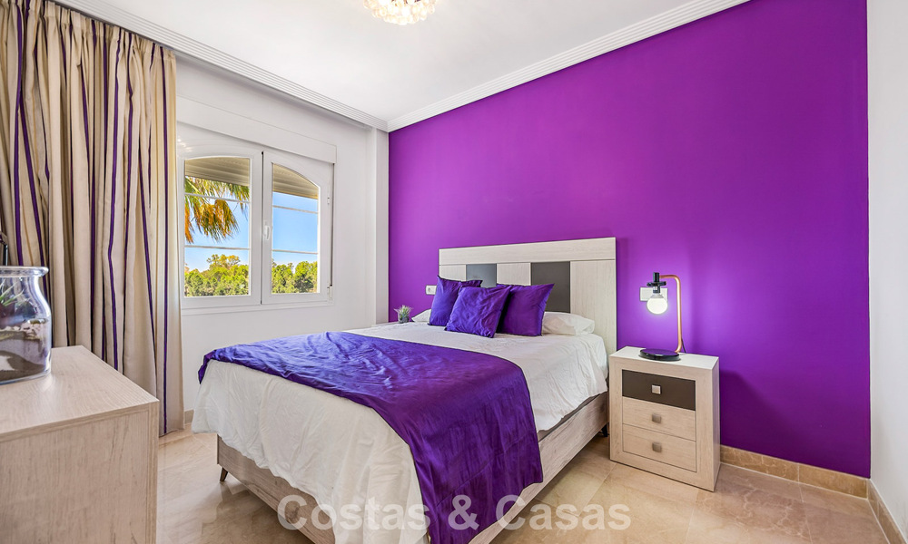 Superbe penthouse de 3 chambres à vendre avec vaste toit-terrasse dans un environnement golfique à Marbella - Benahavís 801362