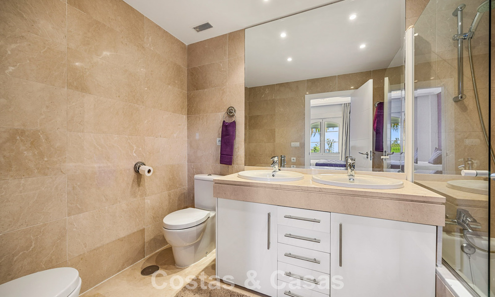 Superbe penthouse de 3 chambres à vendre avec vaste toit-terrasse dans un environnement golfique à Marbella - Benahavís 801363