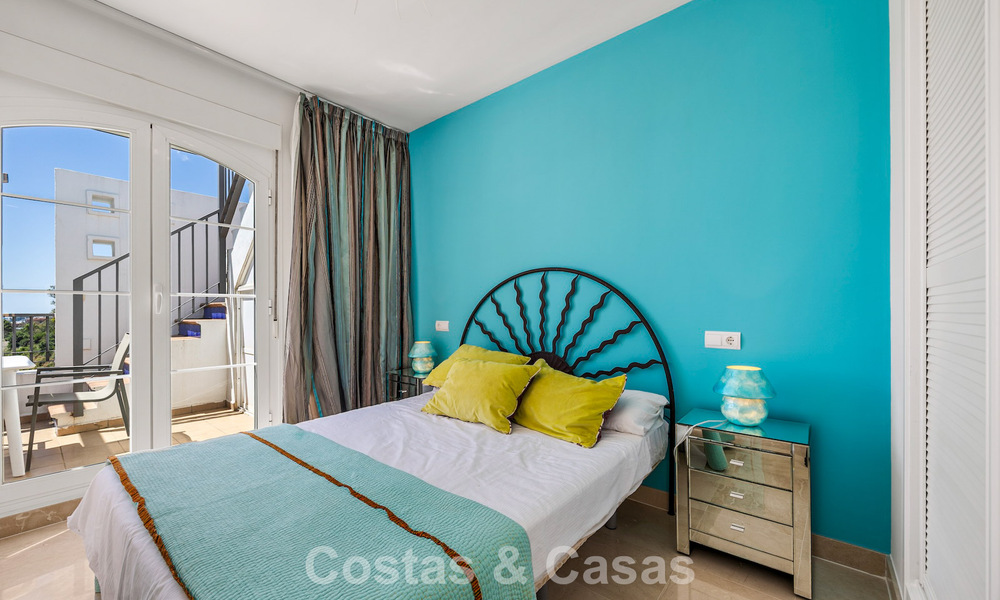 Superbe penthouse de 3 chambres à vendre avec vaste toit-terrasse dans un environnement golfique à Marbella - Benahavís 801365