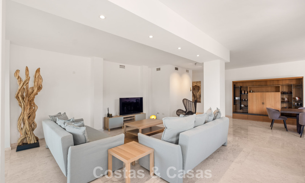 Spacieux appartement avec immense jardin privé et vues panoramiques à vendre à l’est de Marbella 801415