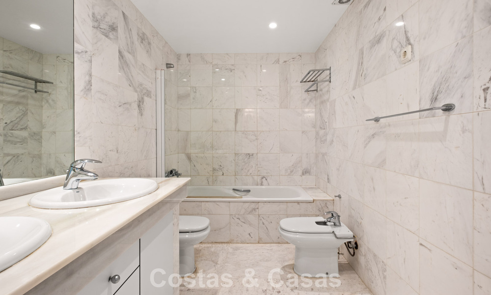 Spacieux appartement avec immense jardin privé et vues panoramiques à vendre à l’est de Marbella 801435