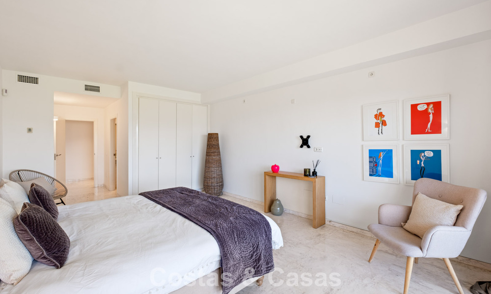 Spacieux appartement avec immense jardin privé et vues panoramiques à vendre à l’est de Marbella 801437