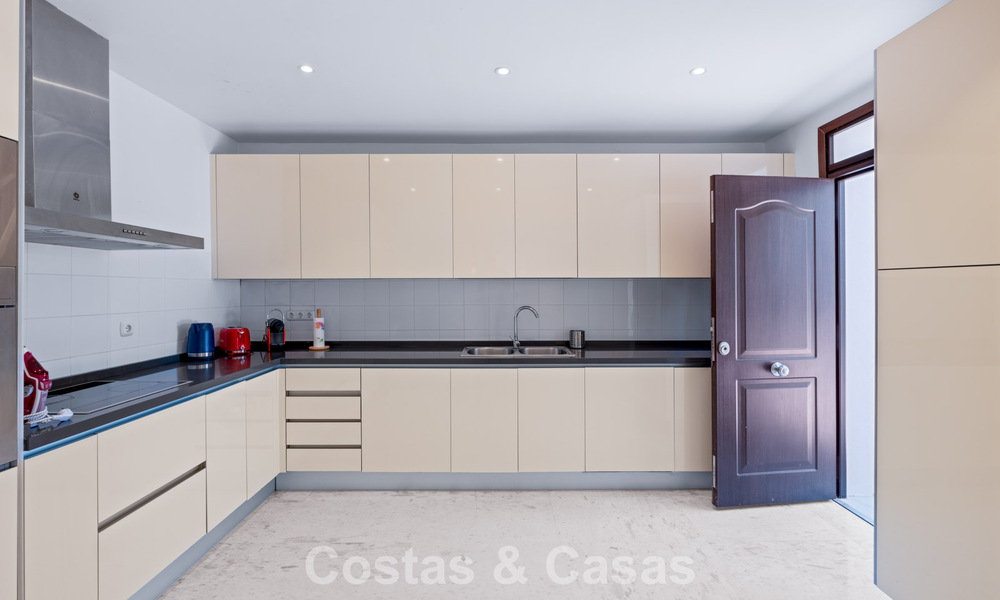 Spacieux appartement avec immense jardin privé et vues panoramiques à vendre à l’est de Marbella 801448