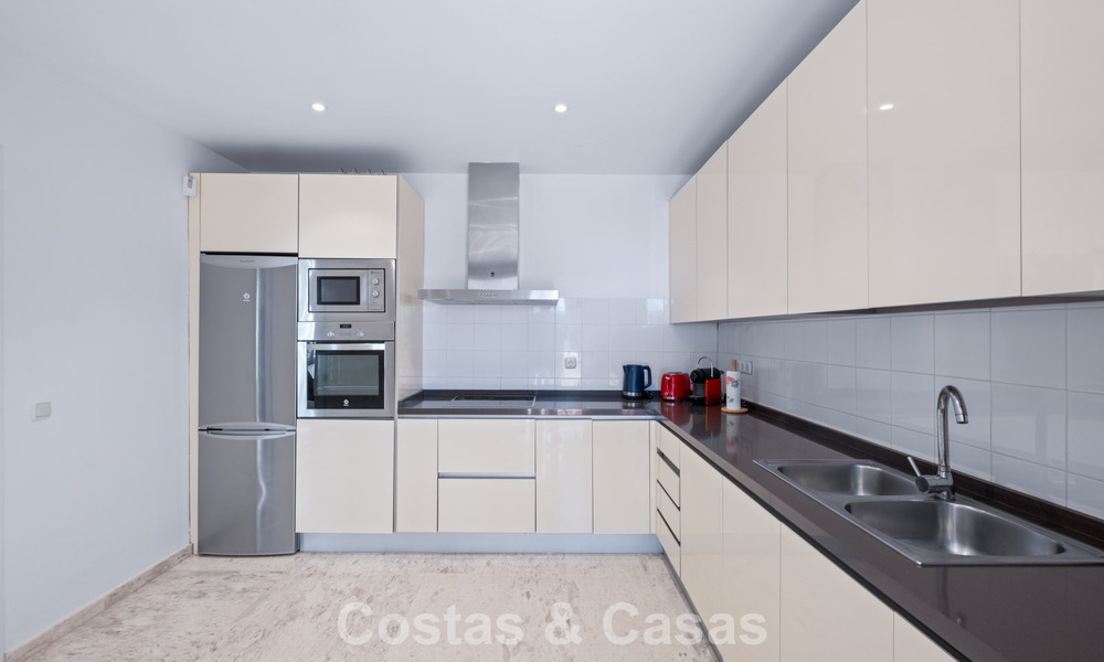 Spacieux appartement avec immense jardin privé et vues panoramiques à vendre à l’est de Marbella 801449