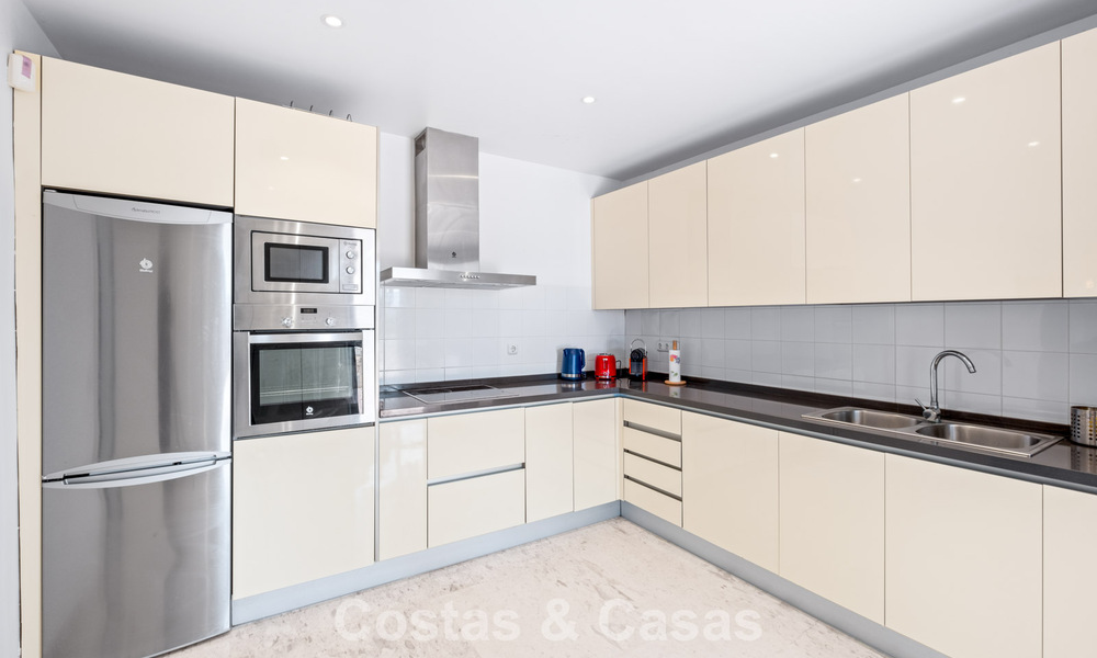 Spacieux appartement avec immense jardin privé et vues panoramiques à vendre à l’est de Marbella 801450