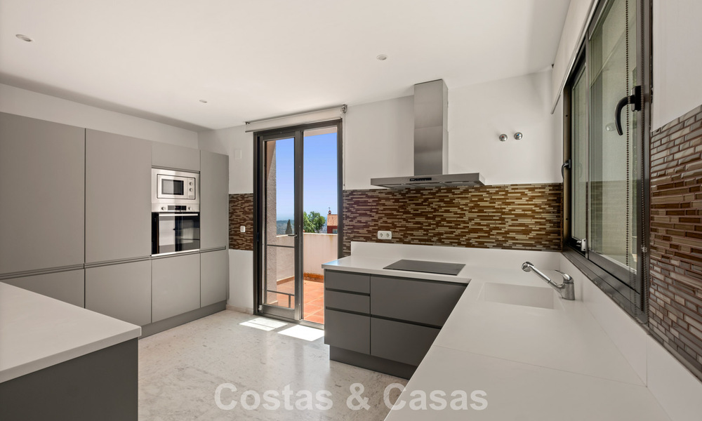 Spacieux penthouse moderne avec vues panoramiques à vendre à l’Est du Marbella 801485