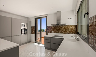 Spacieux penthouse moderne avec vues panoramiques à vendre à l’Est du Marbella 801485 