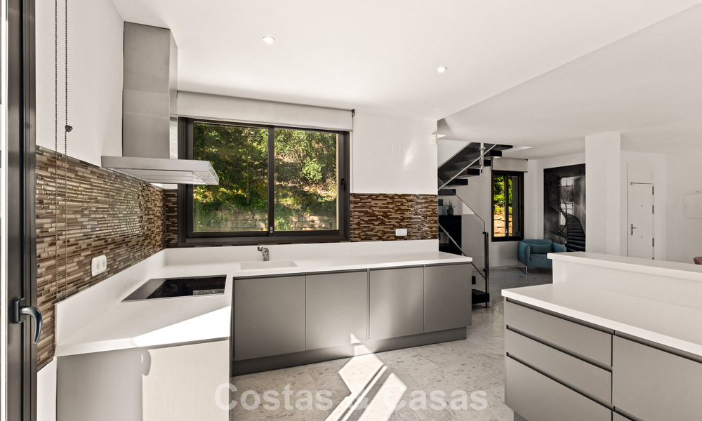 Spacieux penthouse moderne avec vues panoramiques à vendre à l’Est du Marbella 801502