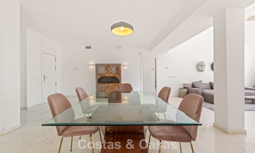 Spacieux penthouse moderne avec vues panoramiques à vendre à l’Est du Marbella 801505