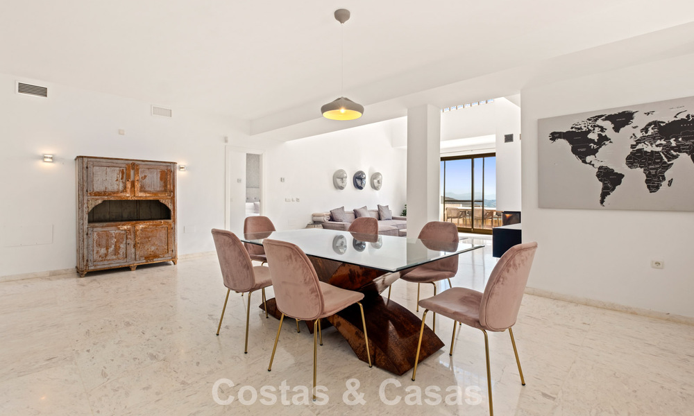 Spacieux penthouse moderne avec vues panoramiques à vendre à l’Est du Marbella 801506