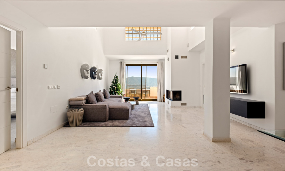 Spacieux penthouse moderne avec vues panoramiques à vendre à l’Est du Marbella 801507