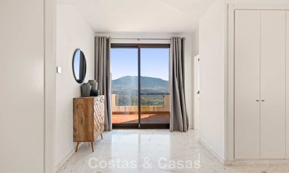 Spacieux penthouse moderne avec vues panoramiques à vendre à l’Est du Marbella 801516