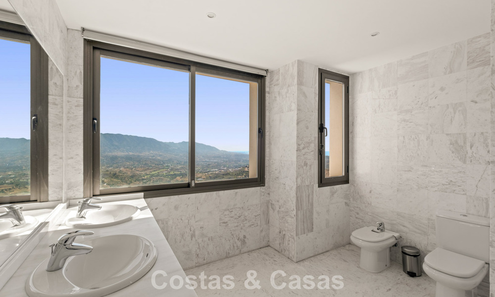 Spacieux penthouse moderne avec vues panoramiques à vendre à l’Est du Marbella 801519