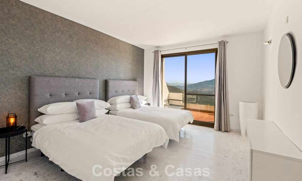 Spacieux penthouse moderne avec vues panoramiques à vendre à l’Est du Marbella 801520