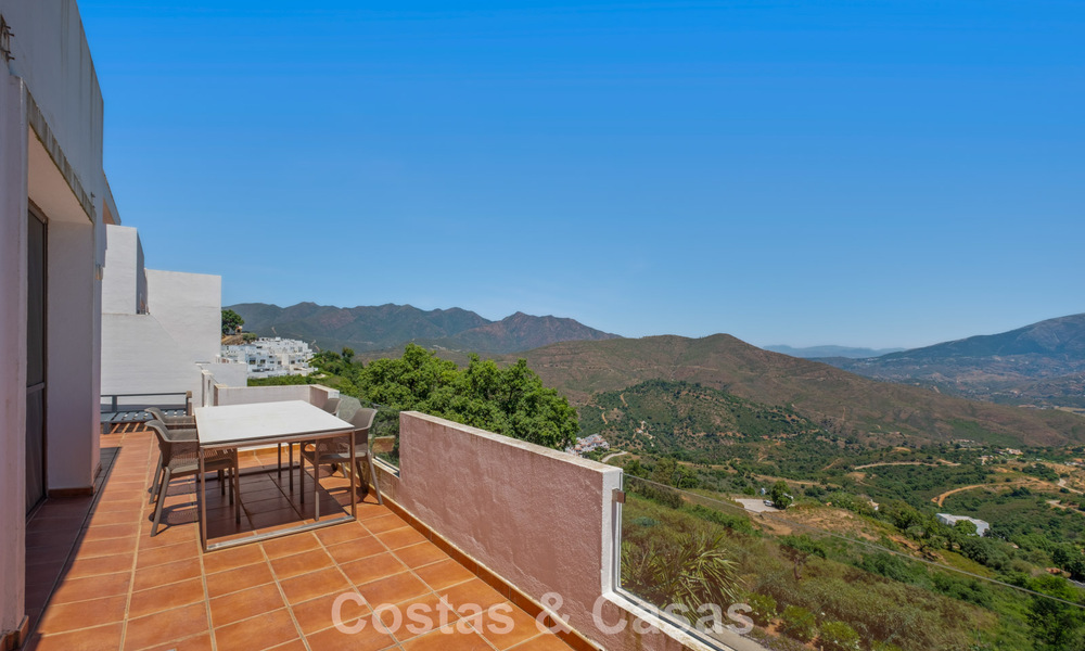 Spacieux penthouse moderne avec vues panoramiques à vendre à l’Est du Marbella 801530