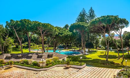 Appartement de luxe rénové avec vue sur la mer à vendre à Playas del Duque, Puerto Banús, Marbella 801657