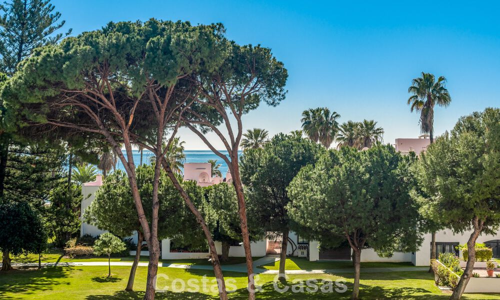 Appartement de luxe rénové avec vue sur la mer à vendre à Playas del Duque, Puerto Banús, Marbella 801658