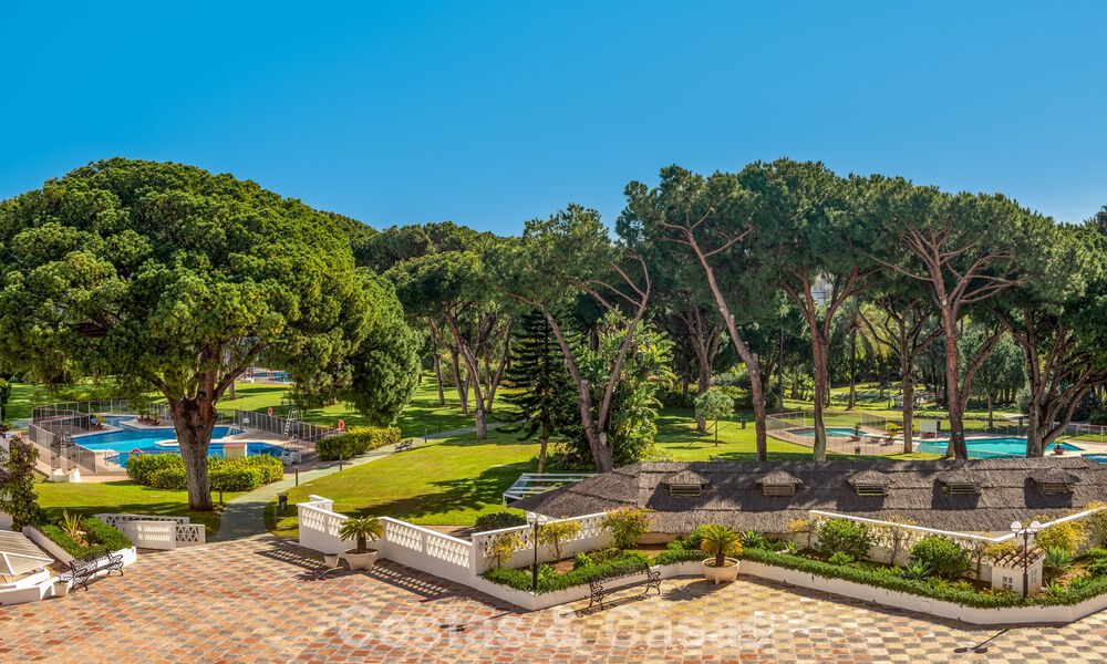 Appartement de luxe rénové avec vue sur la mer à vendre à Playas del Duque, Puerto Banús, Marbella 801659