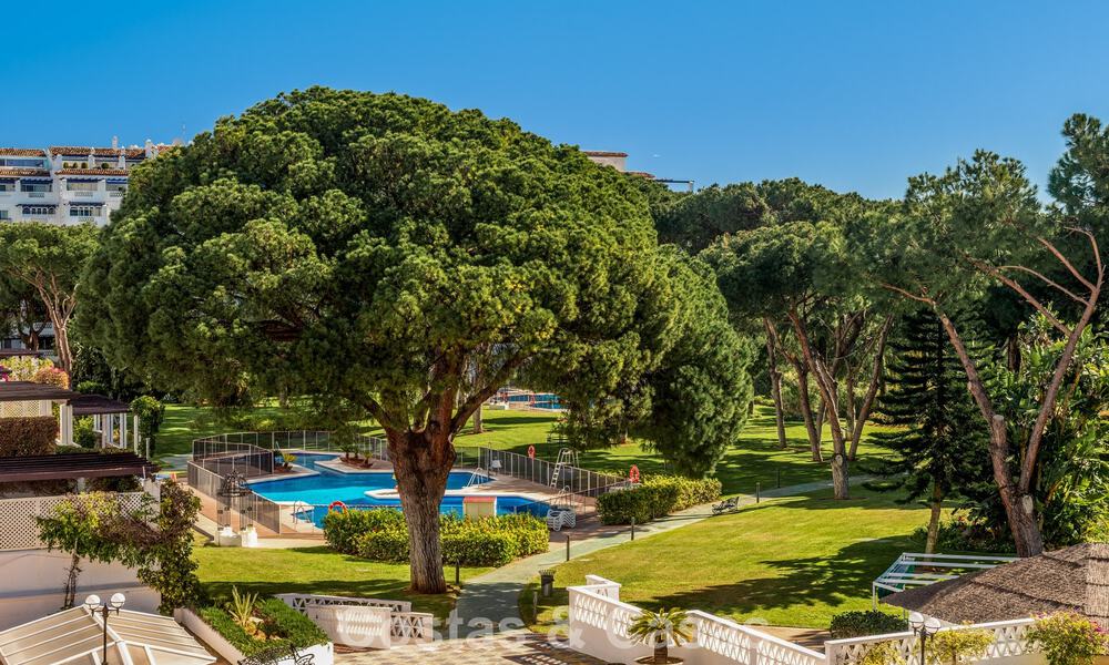 Appartement de luxe rénové avec vue sur la mer à vendre à Playas del Duque, Puerto Banús, Marbella 801660