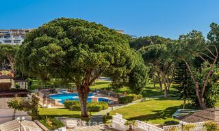 Appartement de luxe rénové avec vue sur la mer à vendre à Playas del Duque, Puerto Banús, Marbella 801660 