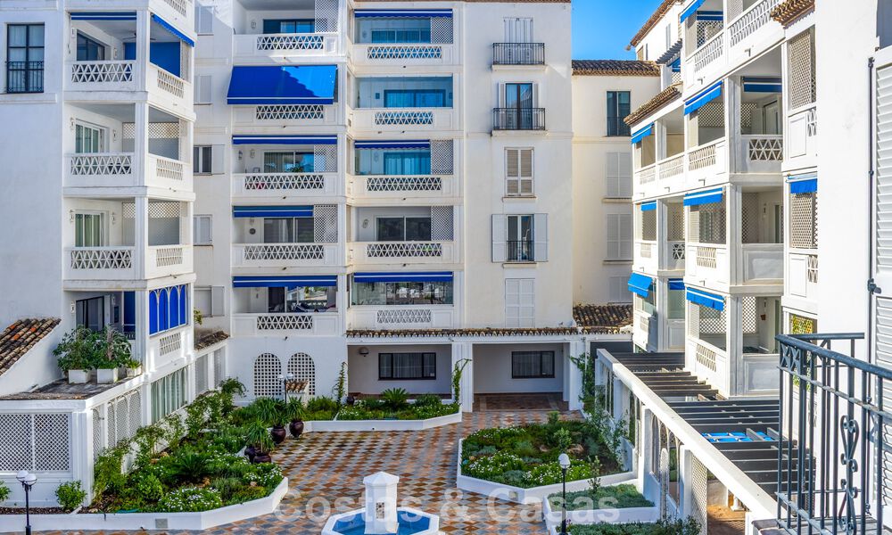 Appartement de luxe rénové avec vue sur la mer à vendre à Playas del Duque, Puerto Banús, Marbella 801661