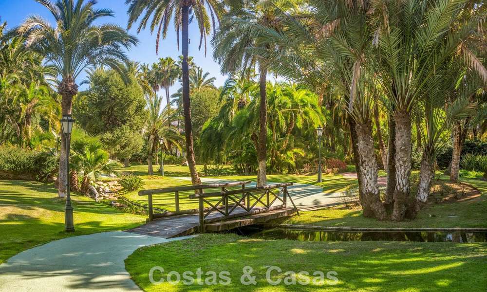 Appartement de luxe rénové avec vue sur la mer à vendre à Playas del Duque, Puerto Banús, Marbella 801662